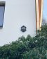 House Number Plaque, Abbildung mit goldfarbigen Zahlen