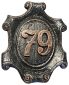 House Number Plaque, Abbildung Lackierung in Schwarz-Seidenmatt, kupfer und grüner Patina mit aufgesetzten Gußbuchstaben.