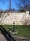 Light-Bollard, Abbildung Mit einer eigenen kleinen Mauerumfassung kann der Lichtpoller 414 P1 als unaufdringliche Wegbeleuchtung eingesetzt werden.