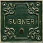 Square Shape Doorbell Button with Name, Abbildung Auch Namen mit dem großem ẞ sind möglich. Abbildung zeigt das Klingelschild in Grün (Tannengrün) mit Gold Patina. Klingelknopf Schwarz mit Messingrand.