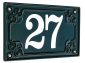 Hausnummernschild, Abbildung Hausnummernschild in Grün (RAL 6009, Tannengrün), Beschriftung mit Lackfarbe in weiß, Schriftart Clarendon
