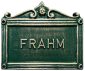 Kleine Gussplatte mit Beschriftung, Abbildung Beschriftung mit Gussbuchstaben, Lackierung in Grün mit Gold Patina