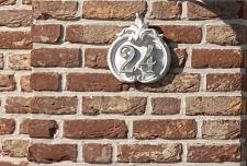 Rundes Hausnummernschild mit Gusszahlen ⎮ Art.-Nr.:399-2