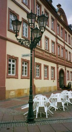 Blick auf den Marktplatz von Neustadt an der Weinstraße. Beleuchtet mit DAHLHAUS-Altstadtlaternen der Serie 'Aktuell'