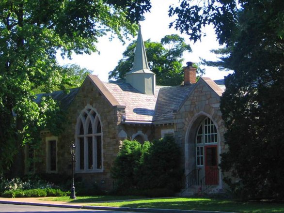 Diese Medium sized street lantern has two signs as waymarkers.