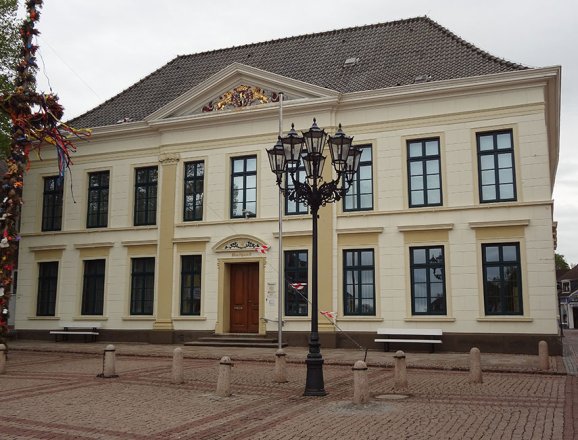 6-flammige Altstadtlaterne als zentrales Licht- und Zierelement auf dem Rathausvorplatz.