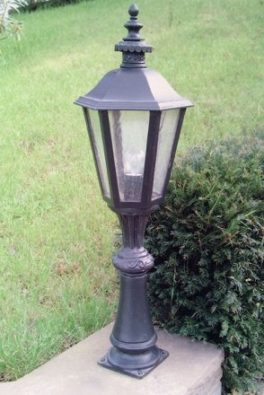 Mittelgroße Sockelleuchte 'Provence' mit einem individuell zusammengestellten Sockel. 