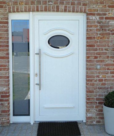 Runde Klingelplatte mit durchbrochenen Strukturen (Art. 971) in der Farbvariante Weiß mit Anthrazit-Patina. (Kundenfoto)