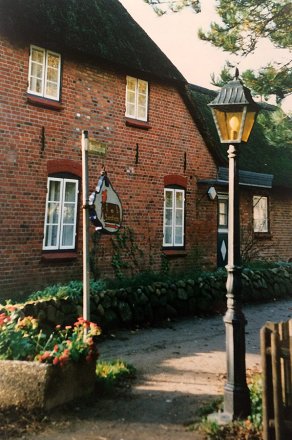 Kleine Altstadt-Laterne (Art.-Nr. 7119 S) mit gelben Leuchtenglas.