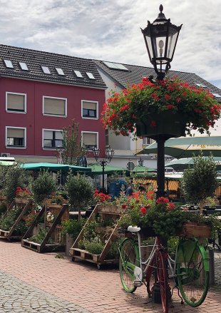 Altstadtlaterne (Art.-Nr. 1549) auf einem Marktplatz.