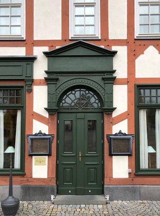 Speisekartenkasten (Art.-Nr. 447) an einem rekonstruiertem (aber leider leerstehendem) Bürgerhaus aus Gießen