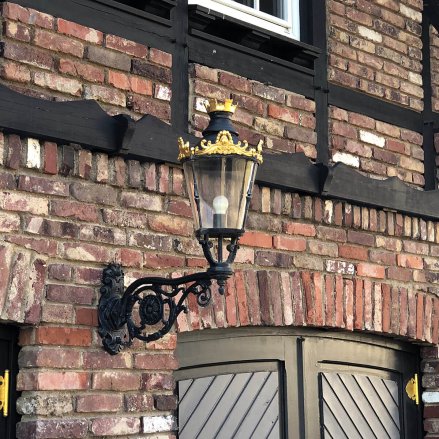 Wandleuchte Typ 'Baden-Baden BB2' - Sondermodell mit blattvergoldeter Krone.