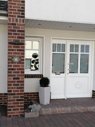 Antike Hausnummernplatte (Art.-Nr. 511) mit einer aufgesetzten Hausnummernzahl (Art.-Nr. 403-02).