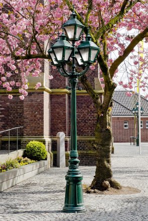 Fünfflammige Straßenlaterne (Art.-Nr. 1352) mit geändertem Kronendesign neben der Basilika St. Marien in Kevelaer.