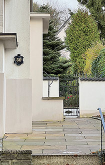 Antikes Hausnummernschild (Art. 403) mit goldfarbig lackierten Ziffern