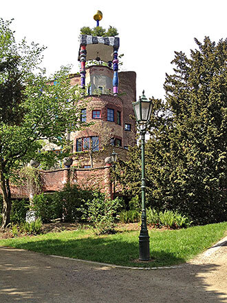 Große Altstadtlaterne (Art.-Nr. 1580) vor dem Hundertwasserhaus in Bad Soden am Taunus.