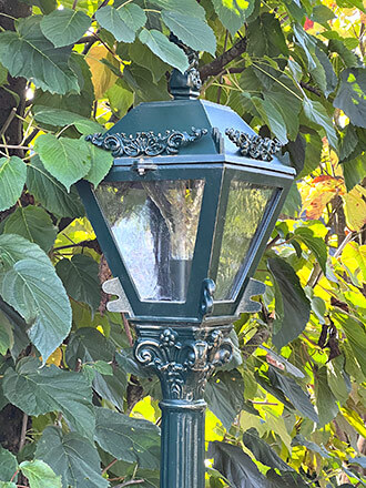 Das Oberteil der Classic-Leuchte (Art.-Nr. 1355). Hier in der Lackierung Grün (Tannengrün) mit Gold Patina und mit leicht strukturiertem altdeutschen Glas.