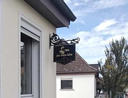 Das große Kneipenschild (Art.-Nr. 485 Z) in der Lackierung Schwarz mit Gold Patina und mit einer individuellen Beschriftung in goldener Lackfarbe.