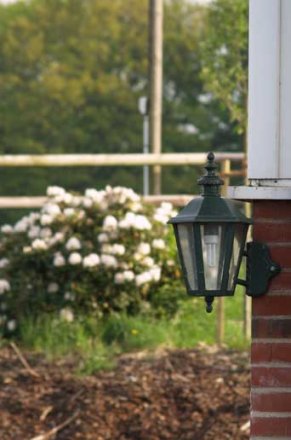 Eckleuchte aus der Serie Provence mit besonders geringem Abstand zur Wand.