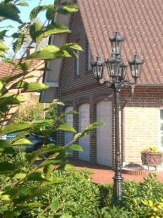 Eine 5-flammige Leuchte begrenzt hier Garten mit Zufahrt und spendet bei Nacht viel Licht für einen sicheren Heimweg.