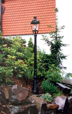 Terrassenleuchte 'Baden-Baden', Modell BB2 auf gusseisernem Leuchtenmast.