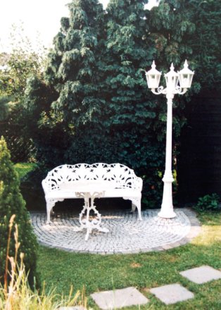 3-flammige Leuchte 'Rheinland-Maxi' ganz in weiß.Ebenfalls von Dahlhaus: Bank und Gartentisch.