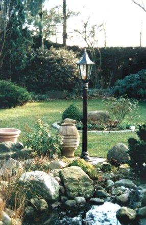 Einflammige, schlichte Ständerleuchte 'Country C2' (Sondermodell) als Gartenbeleuchtung.
