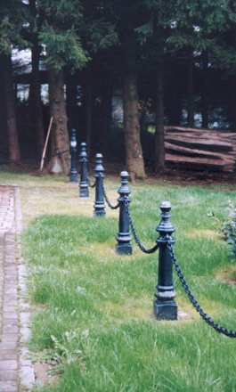 Parkplatzbegrenzung mit Dahlhaus Pollern (Art.-Nr. 404)Kettenösen zur Aufnahme der Ketten können wir ganz nach Ihren Wünschen an den Pollern anbringen.