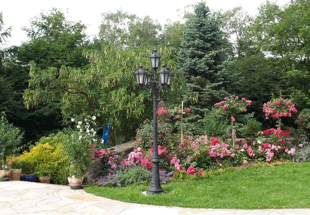 5flammige Gartenleuchte Typ 'Rheinland' (Art.-Nr. 6565) im wunderschönen Gartenambiente.