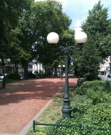 Dahlhaus-Straßenleuchten auf dem Ostwall in Krefeld.