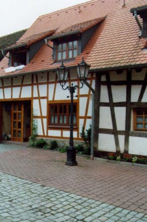 2-flammige Altstadtlaterne aus der Leuchtenserie 'Aktuell'.  Ideal geeignet für Altstadtbereiche vor historischen Gebäuden und auch als Straßenlaterne ein attraktiver Blickfang.  Einbau von aktueller Lichttechnik für HQL oder NAV Lampen auf Anfrage