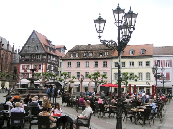 Dahlhaus Leuchten auf dem Marktplatz in Neustadt an der Weinstraße.