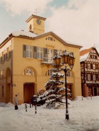 3-flammige Altstadtlaterne. Ähnlich wie das Modell Nr. 1583, jedoch mit geringfügig anderem Leuchtenmast.