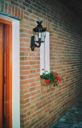 Kleine Wandleuchte 'Baden-Baden' BB1 mit einem kurzen Wandausleger um eine möglichst geringe Tiefe der Leuchte zu erreichen.