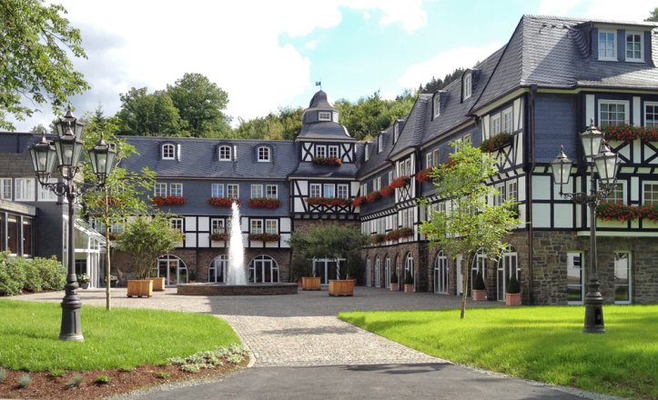 Große 4-flammige Altstadtlaterne in der seltenen Anordnung 3-1. Basiert auf dem Grundmodell (Art. 1562) mit massivem Mast aus Gussaluminium und den großen geschwungenen Auslegern.