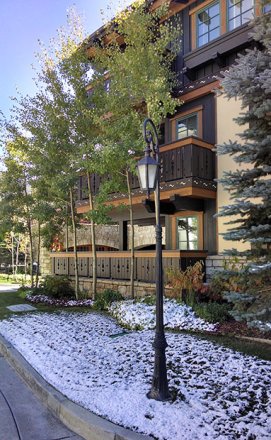 Große Bogenleuchte aus der Modellreihe 'Provence' mit wenigen Verzierungen. Mattes Glas mit sandgestrahlter Oberfläche.