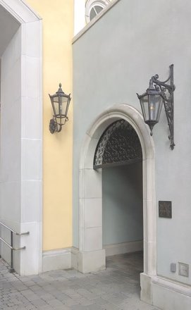 Unterschiedliche Größen, die problemlos zueinander passen. Links die große Wandleuchte 'Aktuell', rechts das etwas kleinere Modell 'City' mit dem massiven Wandausleger.