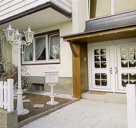 Straßenlaterne 'Landhaus' und Ständerbriefkasten (Art. 1626 A)